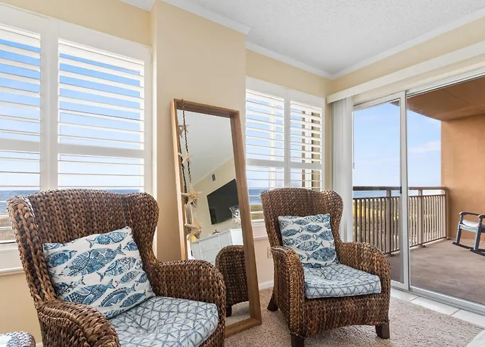 Beachfront 2-bedroom With Stunning Ocean Views Perfect For Family Getaways Holiday home