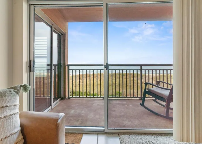 Beachfront 2-bedroom With Stunning Ocean Views Perfect For Family Getaways Ocean City