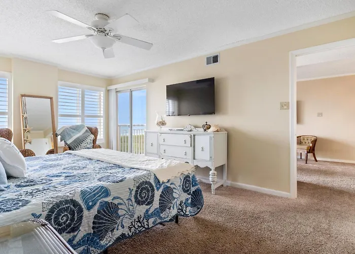 Beachfront 2-bedroom With Stunning Ocean Views Perfect For Family Getaways Holiday home