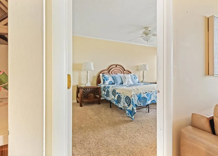 Beachfront 2-bedroom With Stunning Ocean Views Perfect For Family Getaways *